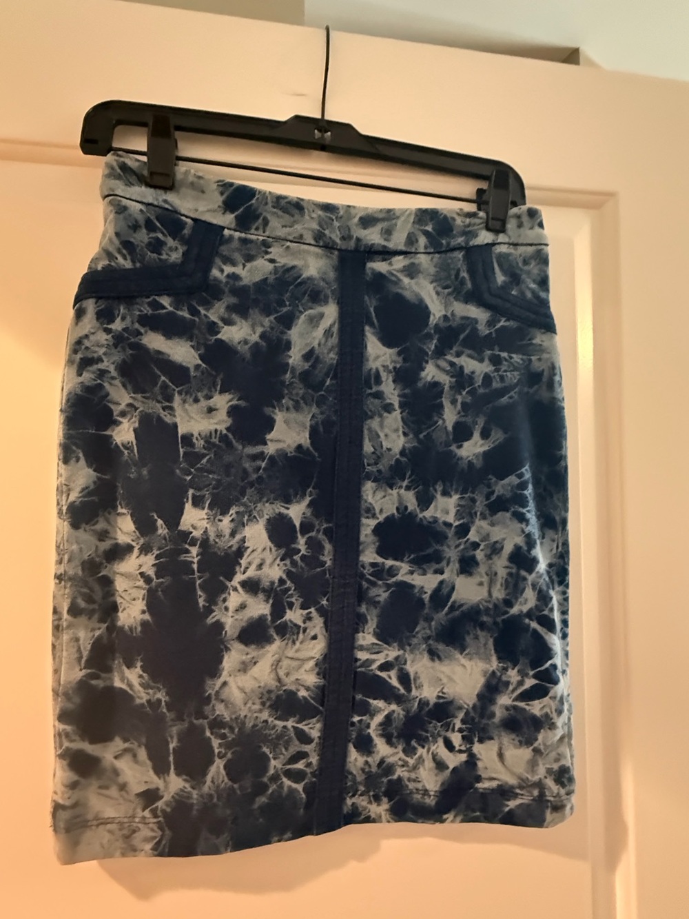 BCBGMaxAzria Navy and White Tie-Dye Midi Pencil Skirt